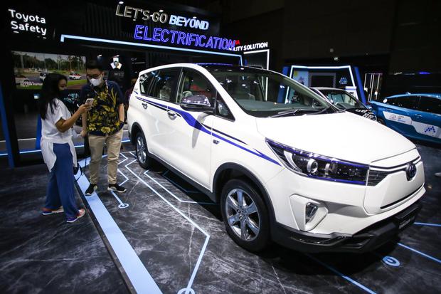 Pengunjung melihat mobil Toyota Kijang Innova Listrik yang dipamerkan pada pembukaan IIMS Hybrid 2022 di JiExpo Kemayoran, Jakarta, Kamis (31/3/2022). Pameran otomotif Indonesia International Motor Show (IIMS) Hybrid 2022 yang berlangsung pada 31 Maret-10
