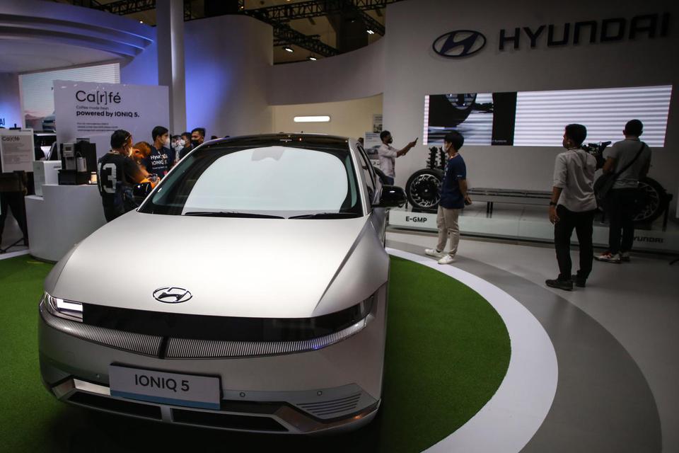Pengunjung melihat mobil Hyundai Ioniq 5 usai diluncurkan di IIMS Hybrid 2022 di JiExpo Kemayoran, Jakarta, Kamis (31/3/2022). PT Hyundai Motors Indonesia (HMID) secara resmi memasarkan mobil listrik Ioniq 5 yang menjadi mobil listrik pertama yang diprodu