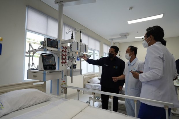 Menteri BUMN Erick Thohir mengunjungi Rumah Sakit Otak dan Jantung (RSOJ) di Makasar, Sulawesi Selatan, Rabu (30/3/2022).