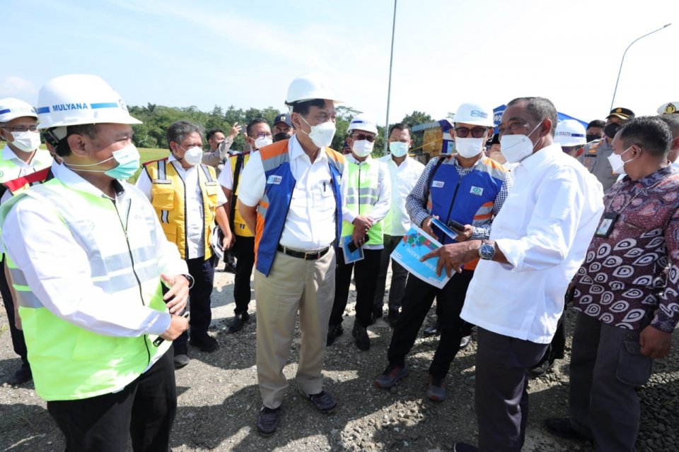 Menteri Koordinator Bidang Kemaritiman dan Investasi Luhut B. Pandjaitan mengunjungi proyek pembangunan tol Serang-Panimban, Kamis (31/3/2022).