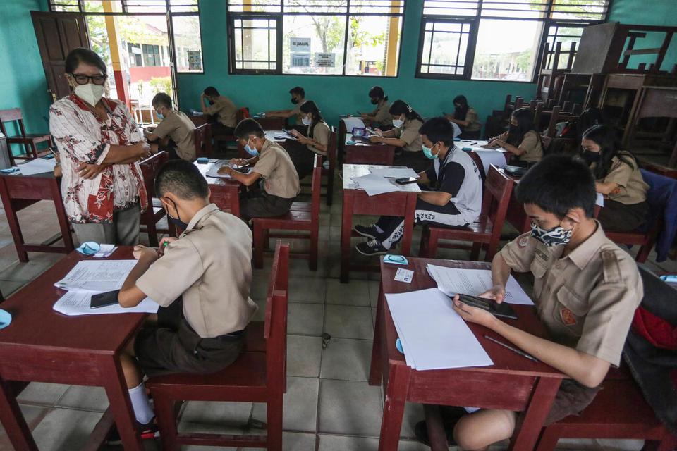 Ilustrasi ujian sekolah tingkat menengah, sejumlah siswa sedang menjalani ujian di sekolah.