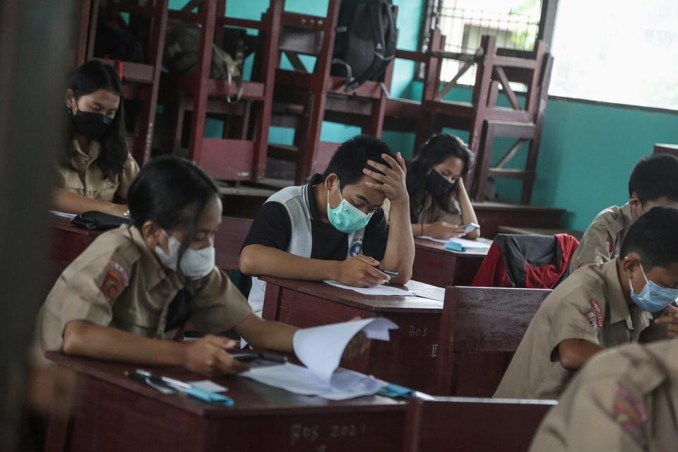 Sejumlah siswa mengerjakan soal ujian sekolah menggunakan perangkat gawai di SMPN 8 Palangkaraya, Kalimantan Tengah