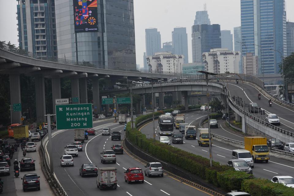 Kendaraan melintas di ruas Tol Dalam Kota, Jalan Gatot Subroto, Jakarta, Jumat (1/4/2022).