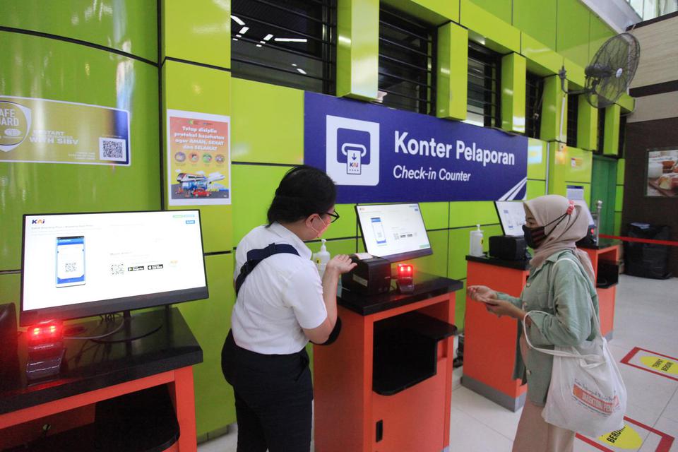 Calon penumpang mencetak boarding pass di Check In Counter, Stasiun Gambir, Jakarta, Jumat (1/4/2022). 