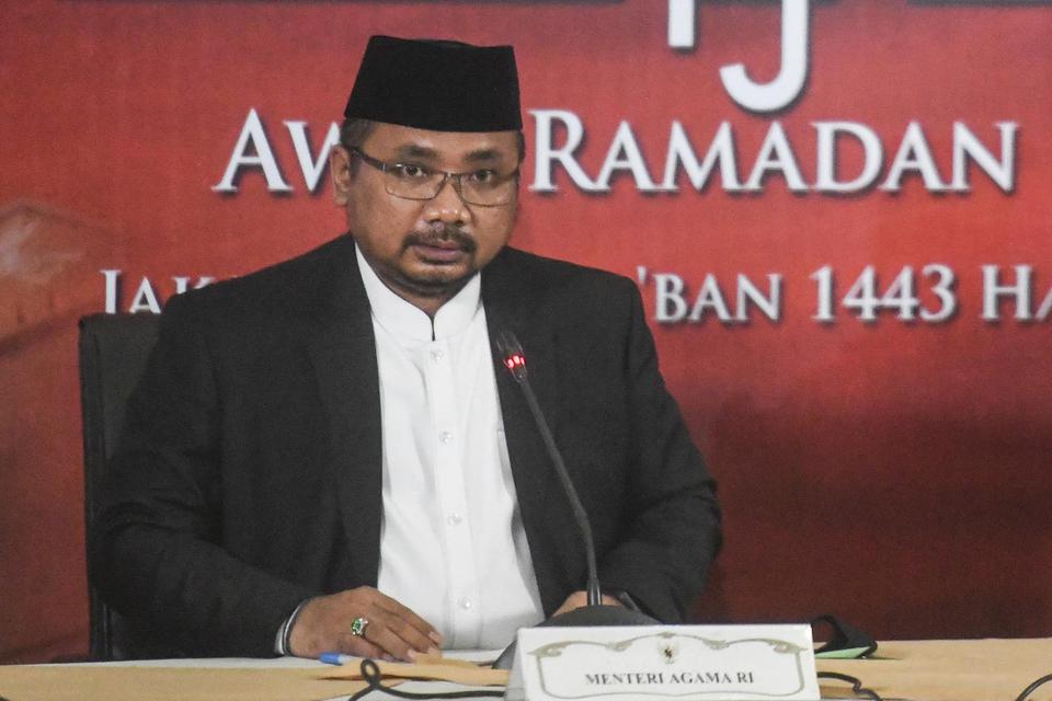Menteri Agama Yaqut Cholil Qoumas memberikan keterangan hasil sidang isbat penetapan 1 Ramadan 1443 Hijriah di Kemenag, Jakarta, Jumat (1/4/2022). 