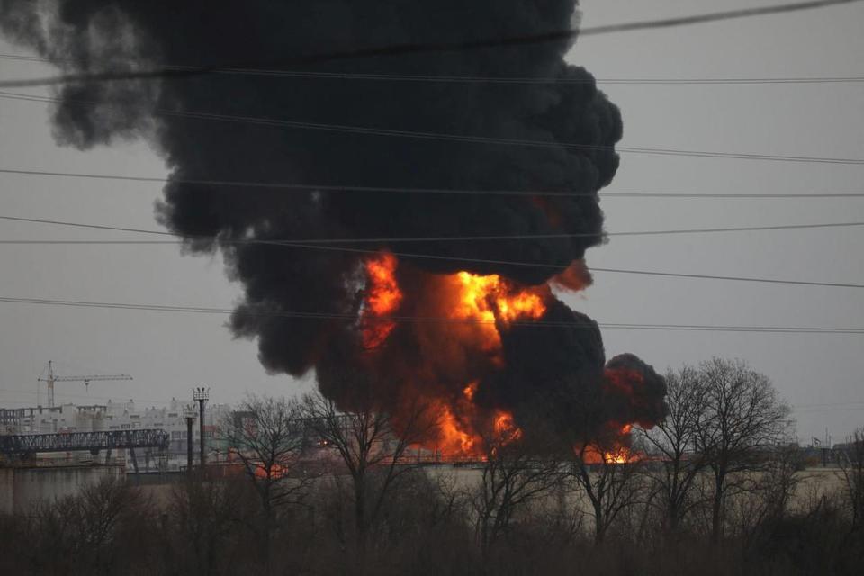 S. . Pemandangan asap dari kebakaran depot bahan bakar di kota Belgorod, Rusia, Jumat (1/4/2022).