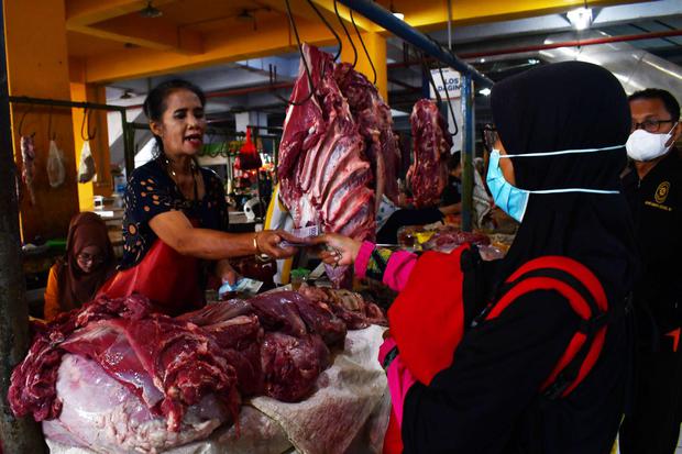 Pedagang daging sapi melayani pembeli di Pasar Besar Kota Madiun, Jawa Timur, Sabtu (2/4/2022). 