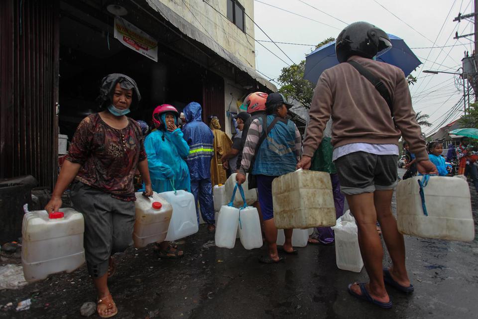 Warga antre untuk membeli minyak goreng curah di salah satu agen minyak goreng di kawasan Pucang Adi, Surabaya, Jawa Timur, Sabtu (2/4/2022). 