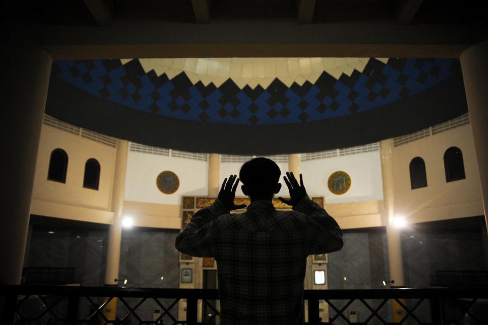 Masjid Raya Bandung kembali menyelenggarakan Salat Tarawih setelah terhenti dua tahun karena pandemi Covid-19, Sabtu (2/4). 