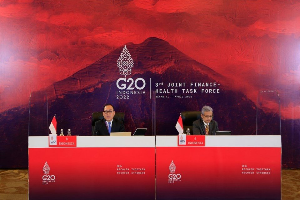 Wempi Saputra - Staf Ahli Bidang Ekonomi Makro dan Keuangan Internasional, Kementerian Keuangan (kiri) dan Kunta Wibawa - Sekretaris Jenderal Menteri Kesehatan RI (kanan) dalam Pertemuan the 3rd G20 Joint Finance and Health Task Force (JFHTF).