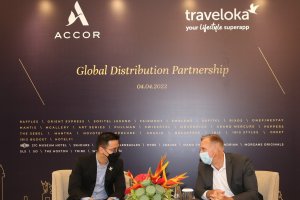 Konferensi pers bersama COO Traveloka Alfan Hendro dan CEO Accor Southeast Asia, Japan, South Korea Garth Simmons saat konferensi pers di Raffles Jaka