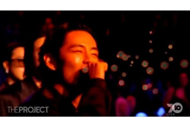 Video V BTS di-edit dengan gambar cipratan virus