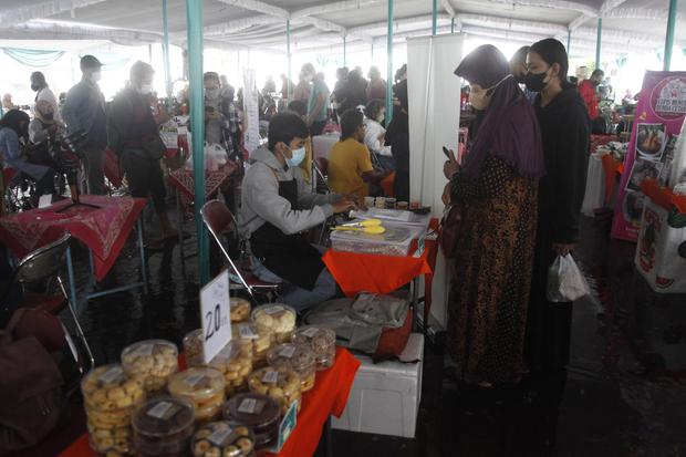 Ilustrasi, pedagang menjual hidangan buka puasa saat pembukaan acara Pasar Takjil UMKM di kawasan Benteng Vastenburg Solo, Jawa Tengah. Menjual takjil menjadi salah satu ide jualan bulan puasa 2022 yang menarik.