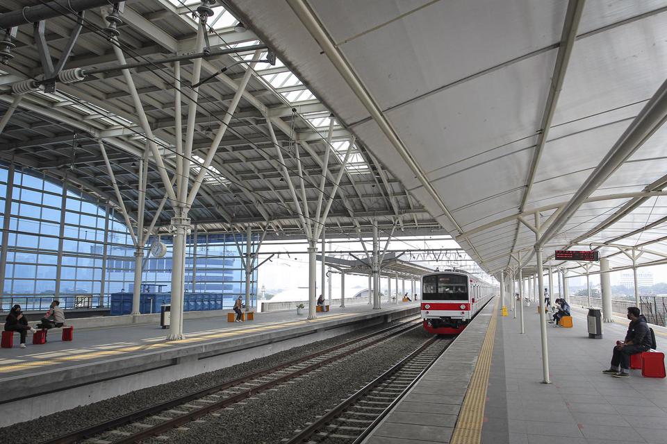 Calon penumpang menunggu kedatangan kereta di Stasiun Manggarai, Jakarta, Selasa (5/4/2022). VP Corporate Secretary KAI Commuter Anne Purba mengatakan, KAI Commuter menambah 46 perjalanan per harinya atau dari 1.007 perjalanan menjadi 1.053 dengan 94 rang