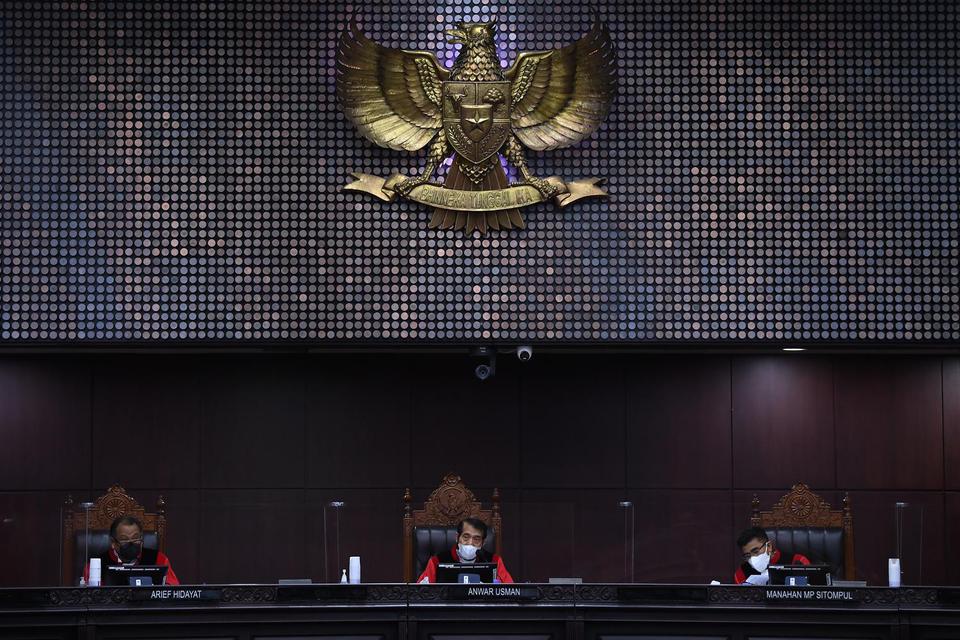 Ketua Majelis Hakim Mahkamah Konstitusi (MK) Anwar Usman (tengah) didampingi anggota Arief Hidayat (kirI) dan Manahan MP Sitompul memimpin jalannya sidang perkara Pengujian Formil Undang-Undang Nomor 3 Tahun 2022 tentang Ibu Kota Negara di kantor MK, Jaka
