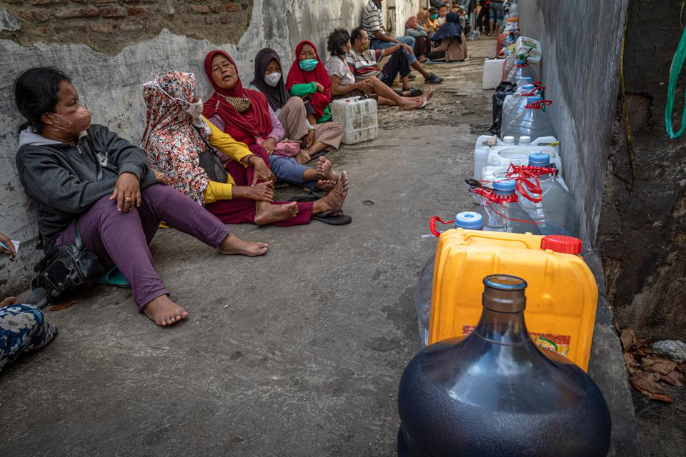 Sejumlah warga antre untuk membeli minyak goreng curah di salah satu distributor minyak goreng curah di sekitar Pasar Dargo, Semarang, Jawa Tengah, Rabu (6/4/2022). Menurut warga setempat, mahalnya minyak goreng kemasan memaksa mereka untuk membeli minyak