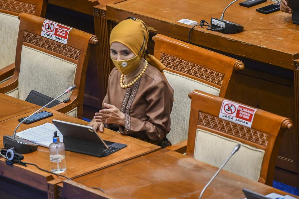 Direktur Utama PT Pertamina (Persero) Nicke Widyawati (tengah) mengikuti rapat kerja (Raker) dengan Komisi VII DPR di Kompleks Parlemen, Senayan, Jakarta, Rabu (6/4/2022). Raker tersebut membahas ketahanan BBM, kinerja Pertamina hulu, persiapan kilang men