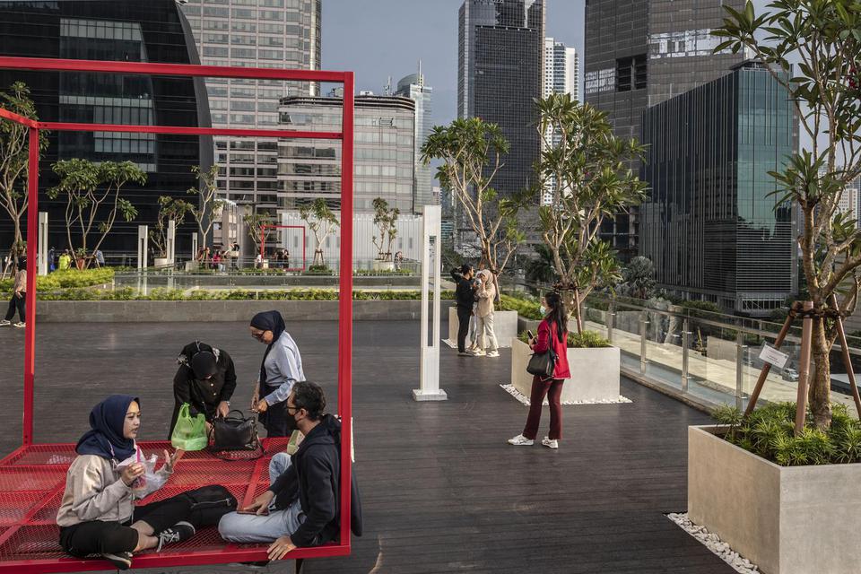 Ilustrasi, pengunjung menanti waktu berbuka puasa di Sky Deck Sarinah, Jakarta. Kawasan tersebut menjadi salah satu destinasi baru bagi warga Jakarta dan sekitarnya untuk menanti waktu berbuka puasa atau ngabuburit bersama keluarga dan kerabat.