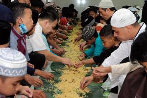 TRADISI MEGIBUNG SAAT BERBUKA PUASA DI BALI