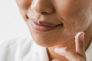 Ilustrasi penggunaan sunscreen untuk kulit berjerawat