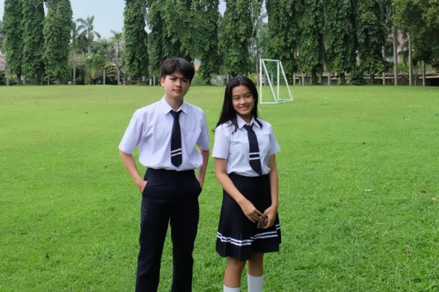 Етік пен іш киім киген қыз