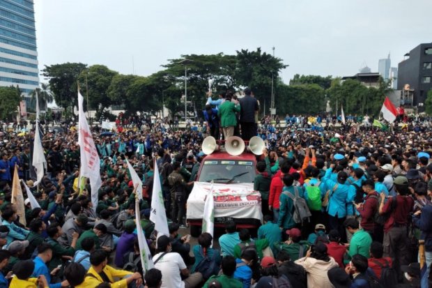 Pimpinan DPR dan Kapolri berada di atas mobil komando saat menerima aspirasi ribuan pendemo di depan Kompleks Parlemen, Gedung MPR/DPR/DPD, Jakarta, Senin (11/4/2022). ANTARA/Fauzi Lamboka