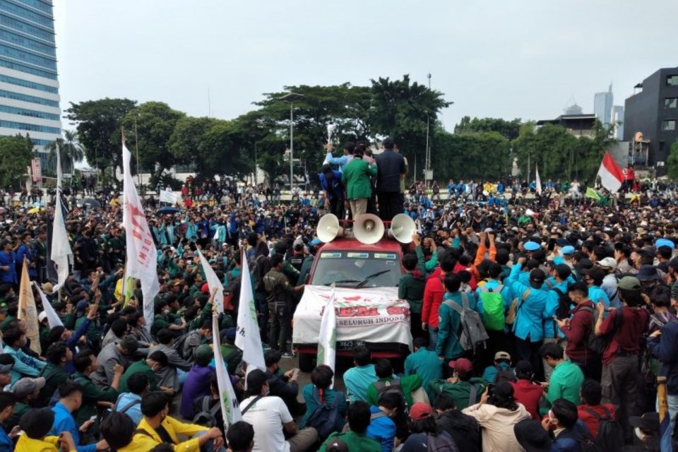Pimpinan DPR dan Kapolri berada di atas mobil komando saat menerima aspirasi ribuan pendemo di depan Kompleks Parlemen, Gedung MPR/DPR/DPD, Jakarta, Senin (11/4/2022). ANTARA/Fauzi Lamboka
