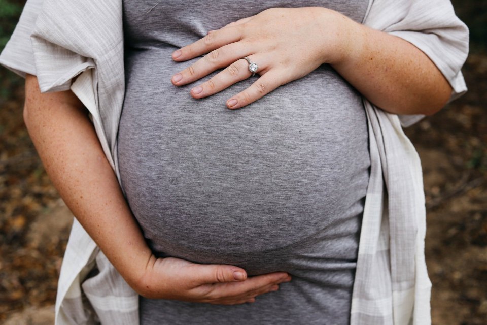 Ilustrasi kehamilan. Ciri-ciri hamil muda antara lain telat haid, payudara yang lembut dan bengkak, mual, sering buang air kecil, kelelahan, kram, dan muncul flek darah.