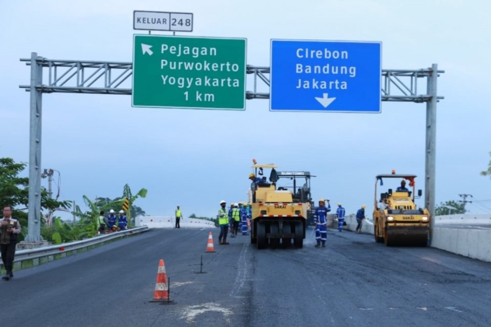 Pekerja mengerjalan proyek pelebaran jalan tol Cikampek, Minggu (10/4/2022). 