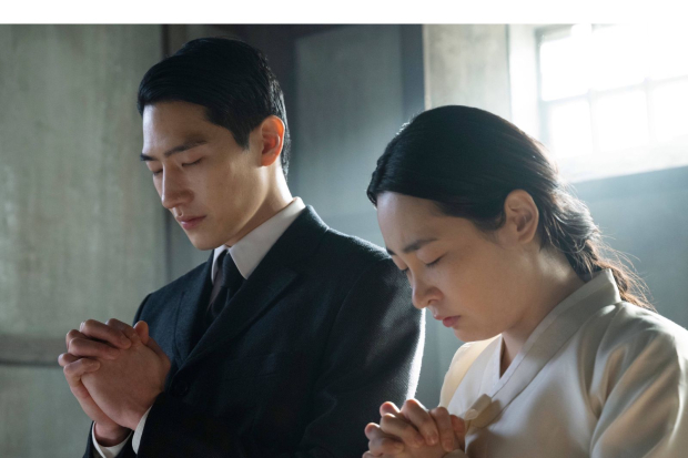 Noh Sang Hyun dan Kim Min Ha di drama Pachinko