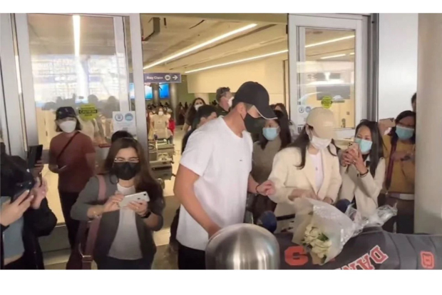 Hyun Bin dan Son Ye Jin di Bandara LAX