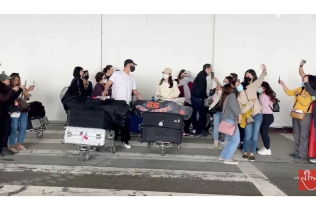 Hyun Bin dan Son Ye Jin di Bandara LAX
