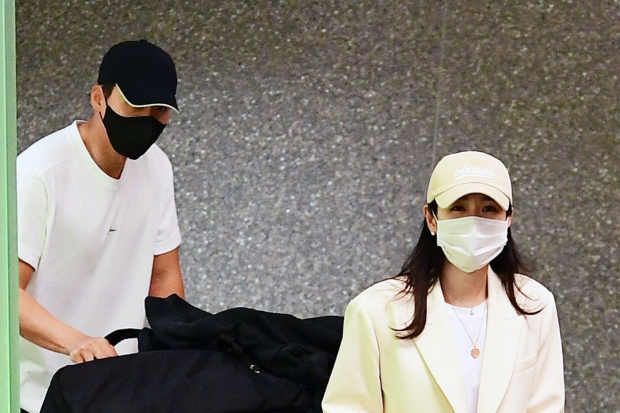 Hyun Bin dan Son Ye Jin di Bandara Los Angeles