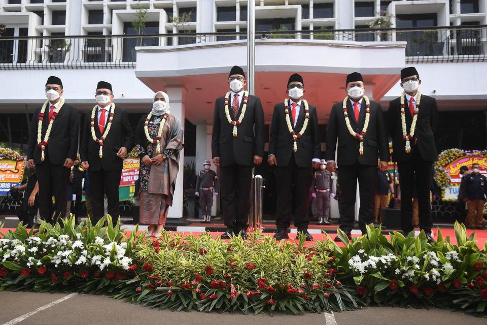 Komisioner Komisi Pemilihan Umum (KPU) yang baru dilantik (dari kiri) Yulianto Sudrajat, Parsadaan Harahap, Betty Epsilon Idroos, Hasyim Asy'ari, Idham Holik, Mochammad Afifuddin, dan August Mellaz tiba di Gedung KPU, Jakarta, Selasa (12/4/2022). 