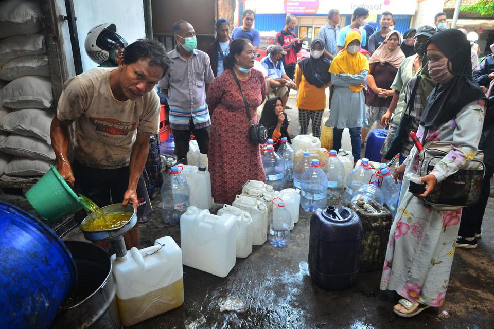 Warga antre untuk membeli minyak goreng curah di salah satu distributor di Desa Mlati Lor, Kudus, Jawa Tengah, Rabu (13/4/2022).
