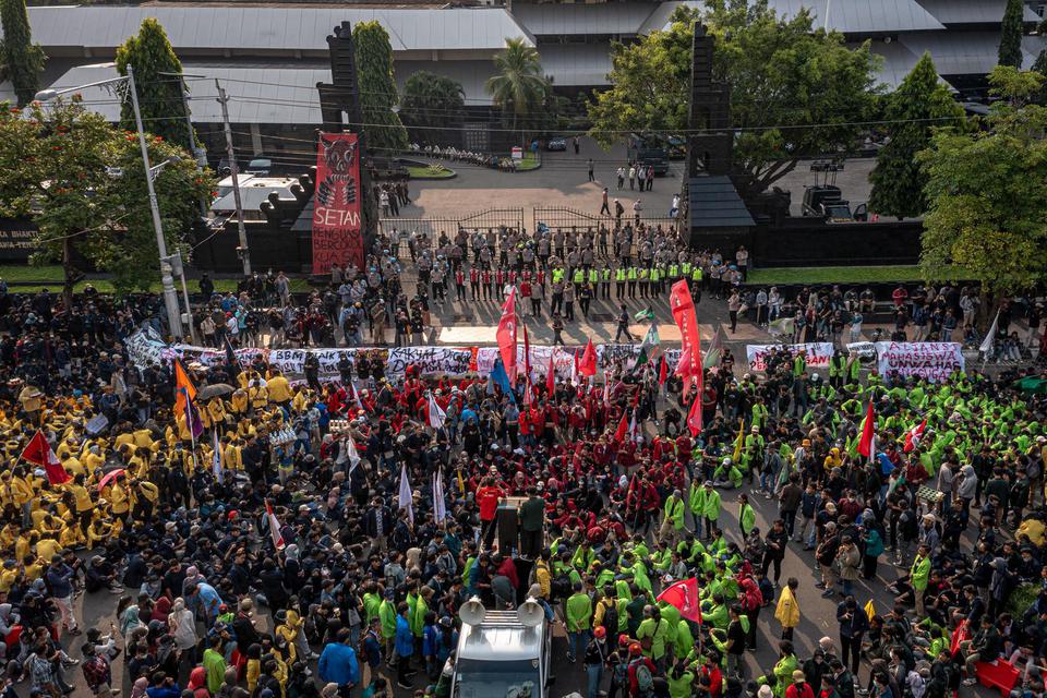 Foto udara mahasiswa dan perwakilan buruh yang tergabung dalam Aliansi Jawa Tengah Menggugat berunjuk rasa di depan kompleks Kantor Gubernur Jawa Tengah, Semarang, Jawa Tengah, Rabu (13/4/2022). Unjuk rasa yang berlangsung damai itu mengusung 11 tuntutan 