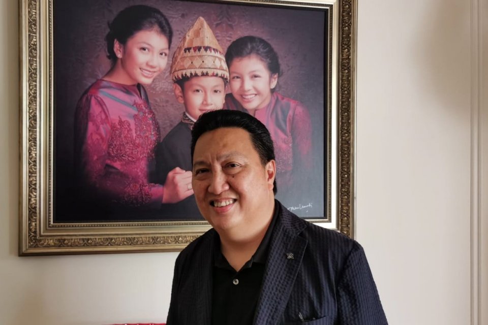 Boy Thohir dan foto ketiga anaknya: Gabby, Ghea dan Gamma di rumahnya di Beverly Hills, Los Angeles, Amerika Serikat.