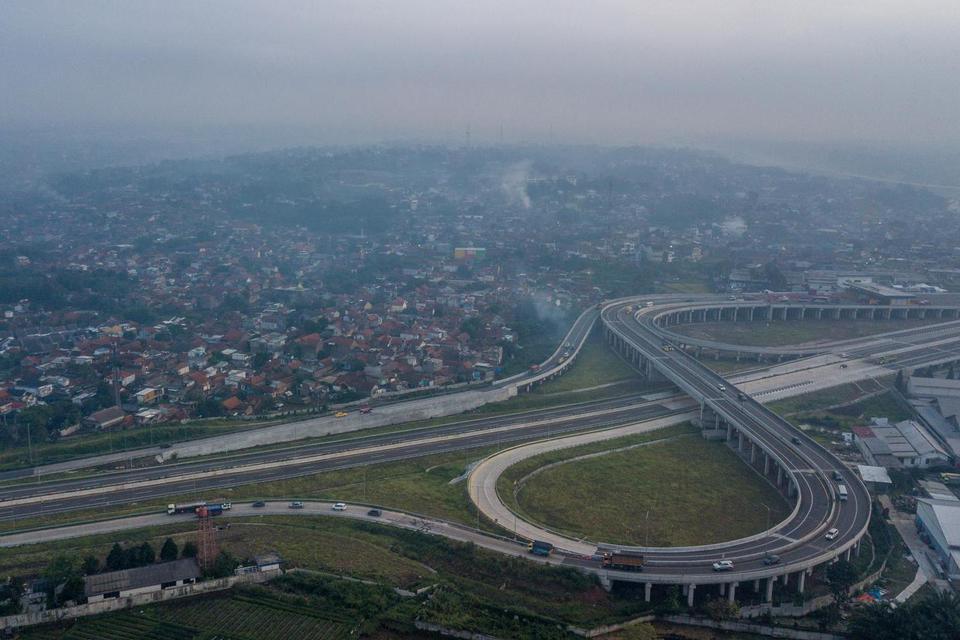 Foto udara Simpang Susun Cileunyi yang menyambungkan Jalan Tol Pubaleunyi dan Jalan Tol Cileunyi-Sumedang-Dawuan (Cisumdawu) di Cileunyi, Kabupaten Bandung, Jawa Barat, Kamis (14/4/2022). Untuk meningkatkan konektivitas di wilayah Jawa Barat, Pemerintah P