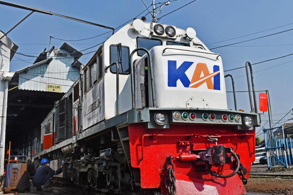 Petugas melakukan perawatan lokomotif di Dipo Lokomotif di kawasan Stasiun Kereta Api (KA) Madiun, Jawa Timur, Kamis (14/4/2022). 