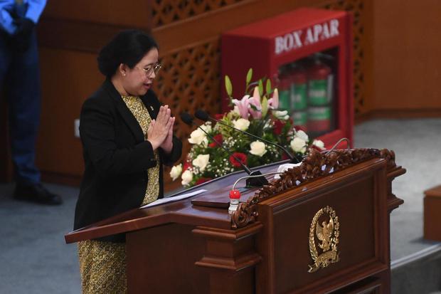 Ketua DPR Puan Maharani memberikan salam usai berpidato saat rapat paripurna DPR di Kompleks Parlemen, Senayan, Jakarta, Kamis (14/4/2022). Rapat itu beragenda mendengarkan pidato ketua DPR pada penutupan masa persidangan IV tahun sidang 2022.