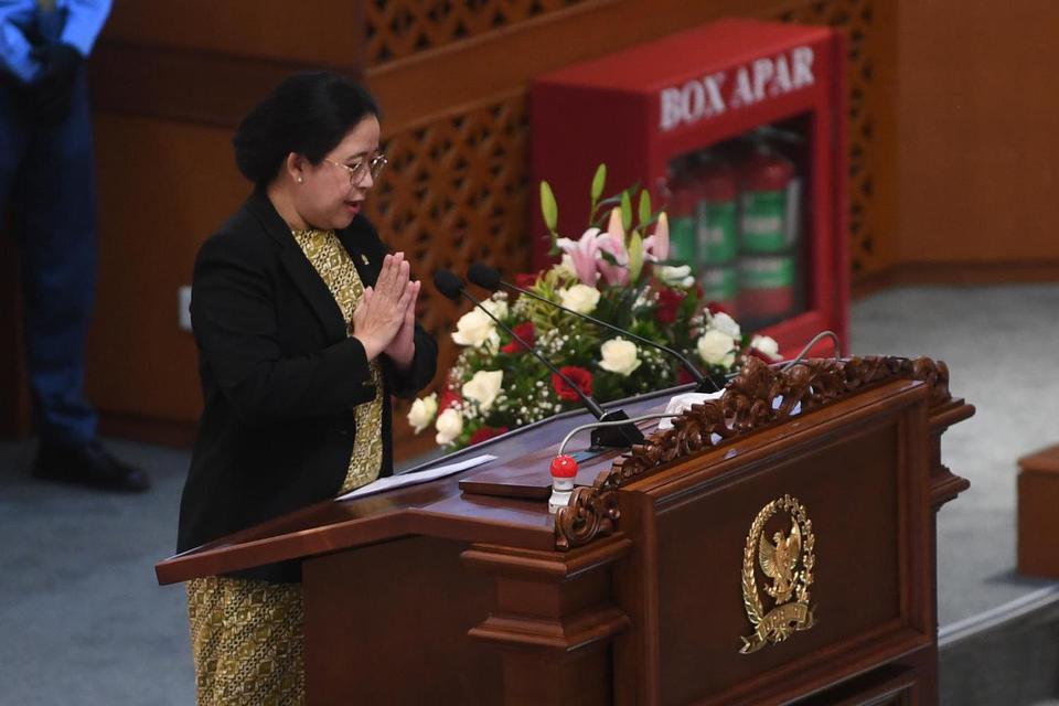 Ketua DPR Puan Maharani memberikan salam usai berpidato saat rapat paripurna DPR di Kompleks Parlemen, Senayan, Jakarta, Kamis (14/4/2022). 