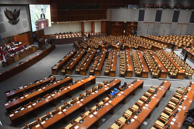 Sejumlah anggota DPR mengikuti rapat paripurna di Kompleks Parlemen, Senayan, Jakarta, Kamis (14/4/2022). 