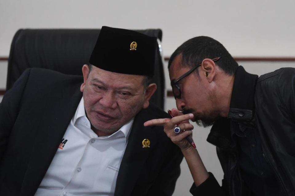 Ketua DPD La Nyalla Mattalitti (kiri) berbincang dengan staf khususnya Syaifudin Alamay (kanan) saat ekspose publik terkait big data di Kompleks Parlemen, Senayan, Jakarta, Kamis (14/4/2022). 