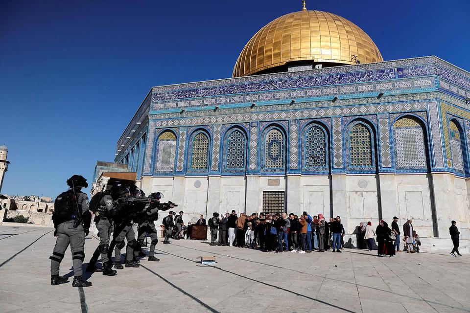 Ammar Awad Pasukan keamanan Israel bergerak dalam posisi saat bentrok dengan pengunjuk rasa asal Palestina di lapangan dimana Mesjid Al-Aqsa berada, yang untuk Muslim dikenal sebagai "Noble Sanctuary" dan untuk Yahudi dikenal sebagai "Temple