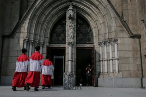 Khidmat Jumat Agung Umat Kristiani di Katedral