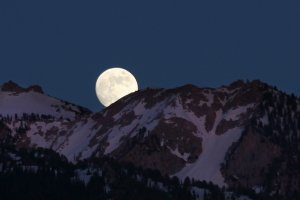 Supermoon Pink Moon pada 2020