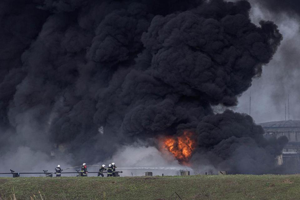 Marko Djurica Petugas pemadam kebakaran berusaha memadamkan api di Kilang Minyak Lysychansk setelah terkena rudal di Lysychansk, wilayah Luhansk, Ukraina, Sabtu (16/4/2022).