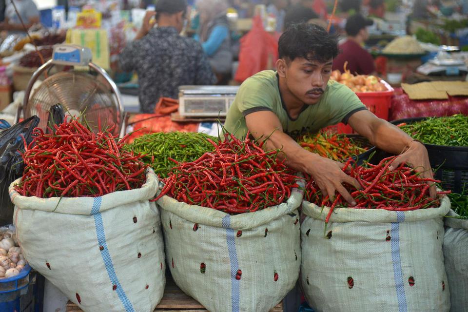 Pedagang menata cabai merah saat berjualan di pasar terpadu Al Mahirah, Banda Aceh, Aceh, Minggu (17/4/2022).
