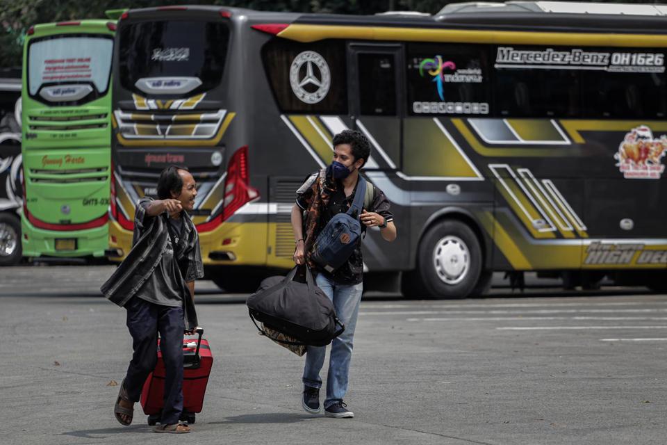 Calon penumpang bus berjalan di Terminal Poris Plawad, Kota Tangerang, Banten, Senin (18/4/2022). 