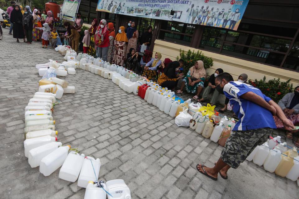 Warga antre membeli minyak goreng curah saat operasi pasar murah minyak goreng di Kelurahan Pahandut, Palangka Raya, Kalimantan Tengah, Senin (18/4/2022). 